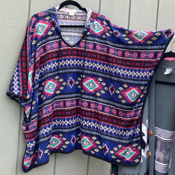 Belle du jour Aztec boho hippie patterned hooded poncho - Picture 4 of 9